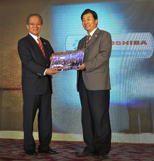 國家體育總局足球運動(dòng)管理中心黨委書(shū)記魏吉祥向東芝中國總代表桐山輝夫贈送紀念冊