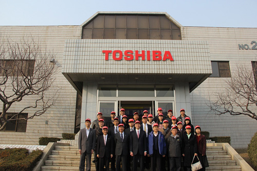 2012年度清華大學(xué)-東芝能源與環(huán)境研究中心成員參觀(guān)東芝大連(有限)公司