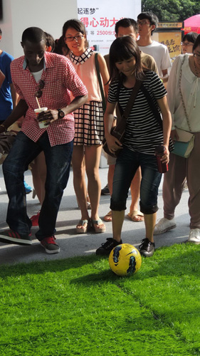 現場(chǎng)的足球游戲，吸引了國外友人一起來(lái)參與