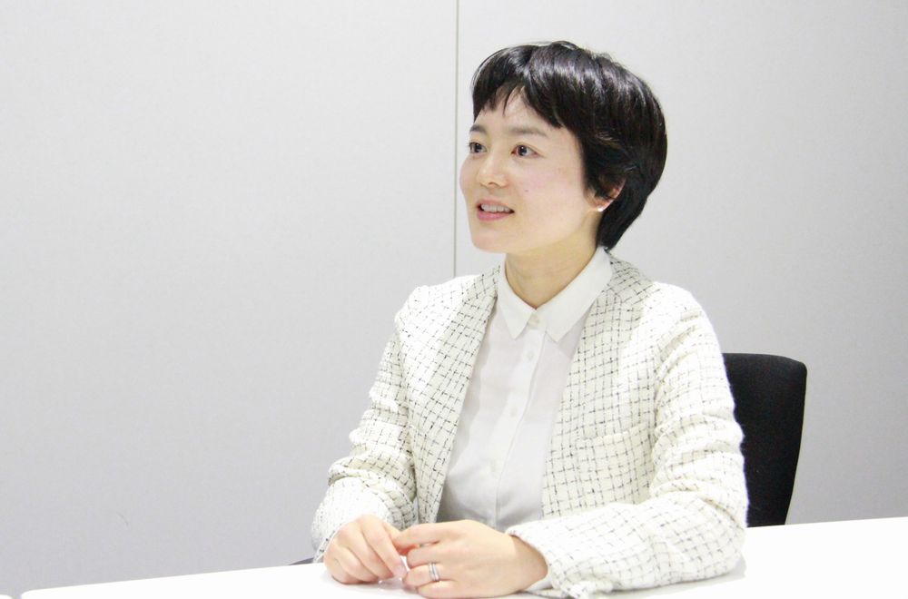 對充電電池和電動(dòng)汽車(chē)相關(guān)情況進(jìn)行市場(chǎng)調研的宮本女士