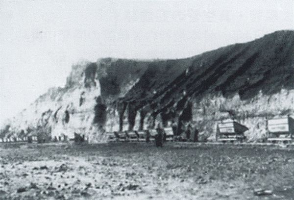 用鐵路運載沙土后堆土的情景，這是一個(gè)很大的工程。